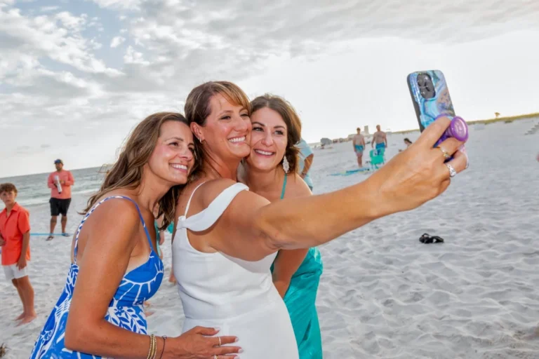 Florence Beach photographer shot of the bride holding her cell phone.
